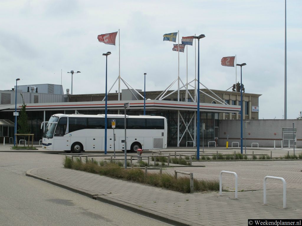 De vertrek en aankomst terminal van Stena Line ligt naast Station Hoek van Holland Haven. 